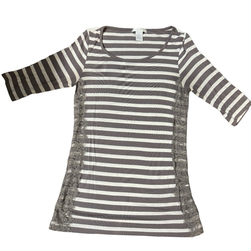 Lace t-shirt in gray and ivory stripes.